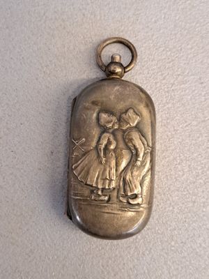 un vieux cadenas en argent sur lequel est gravé le portrait d'un homme et d'une femme
