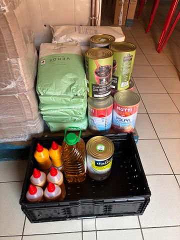Petit stock de denrées (six bouteilles sauces), 10 boites de cons...