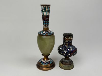 deux vases posés l'un à côté de l'autre sur une table