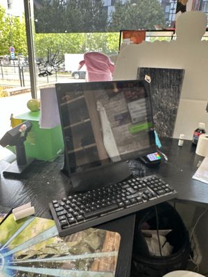 un ordinateur portable posé sur un bureau noir