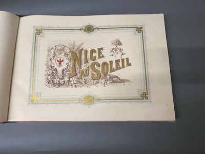 un livre ouvert sur lequel figure l'image d'un chien et d'un chat