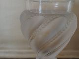 un vase en verre posé sur une table