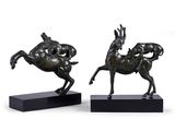 une paire de sculptures en bronze représentant un homme à cheval et un homme à cheval