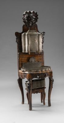 une chaise en bois sur laquelle est posé un miroir
