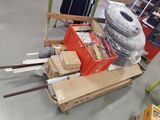 une pile de cartons et une pile de pneus par terre