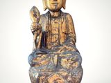 une image représentant une statue d'une personne assise sur un lotus