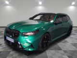 la photo d'une voiture verte garée dans un garage