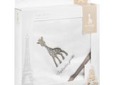 La petite girafe est présentée dans un coffret cadeau orné d'un ruban