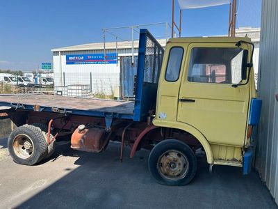 un camion jaune garé devant un immeuble