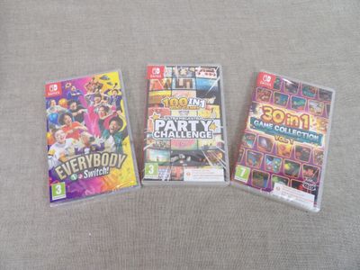 trois jeux vidéo posés les uns à côté des autres sur un canapé