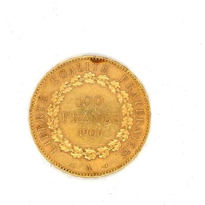 une pièce d'or sur une surface blanche avec un fond blanc