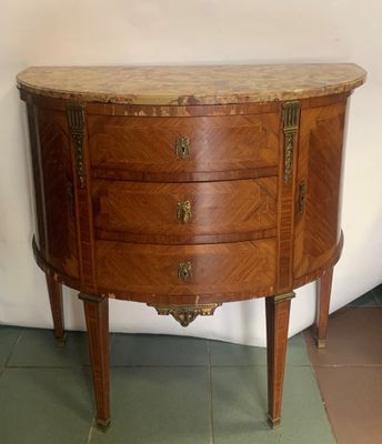 Commode demi-lune de style Louis XVI en marqueterie, ouvrant…