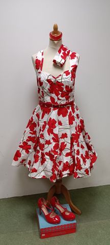 Ensemble années 50 comprenant robe blanche à fleurs rouge bretell