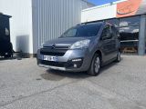 la camionnette grise est garée devant un bâtiment