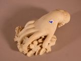 une figurine représentant une main sur laquelle est dessiné un cœur bleu
