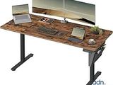 un bureau d'informatique sur lequel sont posés deux écrans et un ordinateur portable