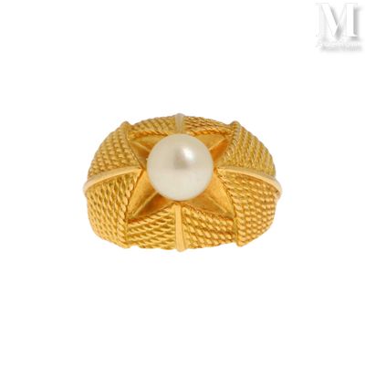 une image représentant une bague en or ornée d'une perle au centre
