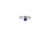 Gros plan sur une bague ornée d'une pierre bleue
