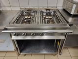 une cuisinière en acier inoxydable équipée de deux feux