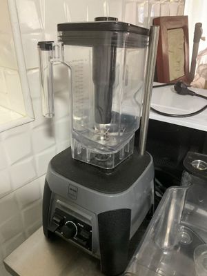 un mixeur posé sur un plan de travail dans une cuisine