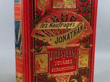 un vieux livre à la couverture rouge posé sur une table