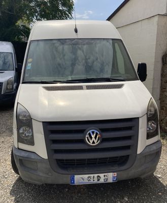 une camionnette blanche garée devant un bâtiment