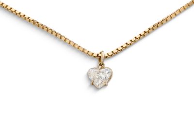 un pendentif en forme de cœur en diamant, monté sur une chaîne en or