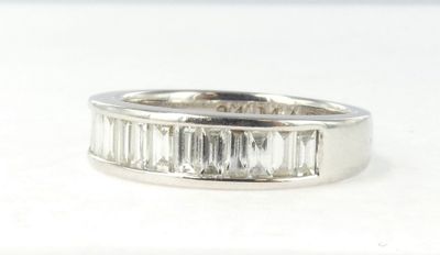 une photo d'une alliance sertie de diamants taille baguette