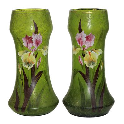 deux vases sur lesquels sont peints des fleurs sur fond blanc