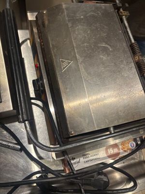 une photo d'un grille-pain posé sur un plan de travail