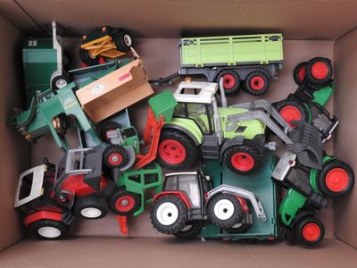 une boîte en carton remplie de jouets de toutes sortes