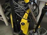 un nettoyeur à vapeur jaune et noir et un aspirateur noir et blanc