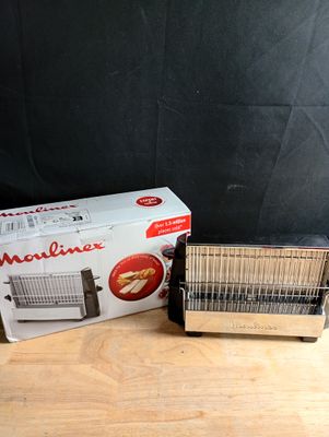 une boîte et un grille-pain posés sur une table