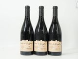 trois bouteilles de vin sont posées sur une surface blanche