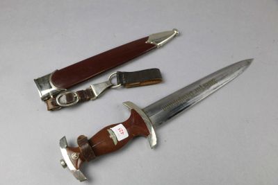 deux couteaux posés l'un à côté de l'autre sur une table