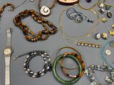plusieurs types de colliers et de bracelets différents disposés sur une table