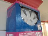 une boîte surmontée d'un ventilateur, dans une pièce