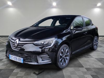 une voiture noire garée dans un garage au sol en damier