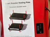 une boîte rouge contenant trois types différents de plaques chauffantes