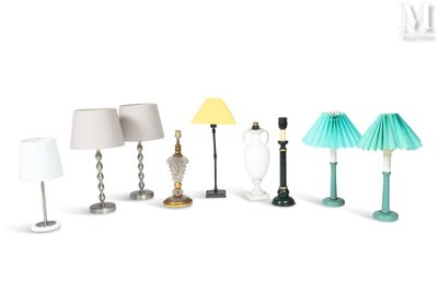 tout un tas de lampes différentes posées sur une surface blanche