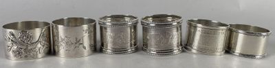 six serviettes en argent alignées en rang sur une table