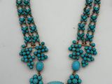 un ensemble composé d'un collier et de boucles d'oreilles avec des perles de turquoise