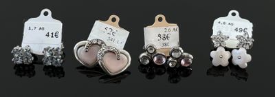 plusieurs types de bijoux sont présentés sur une surface noire