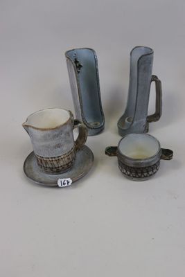 trois tasses et soucoupes posées sur une table