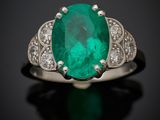 une bague en émeraude et diamant
