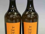 deux bouteilles de vin posées l'une à côté de l'autre sur une table