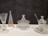 un grand nombre d'objets en verre posés sur une table