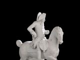 statue représentant un homme à cheval sur un fond noir