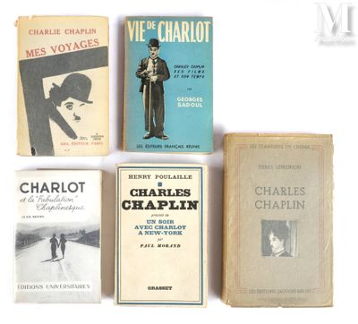 plusieurs livres sont alignés sur une surface blanche avec un fond blanc