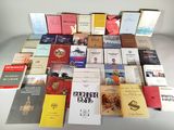beaucoup de livres sur la table